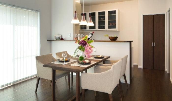 Kitchen. Spacious dining space is a living environment where you can enjoy living in the whole family.