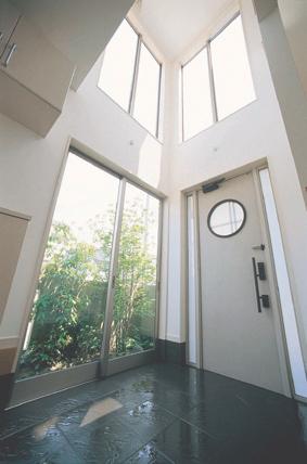 Entrance. The atrium provided on the front door, The window also take a number of as much as possible, as if, And finished in the front door, such as the open terrace (enforcement example)