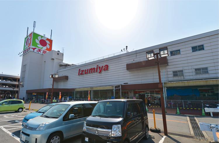 Supermarket. 1080m bicycle until Izumiya Matsubara shops 4 minutes