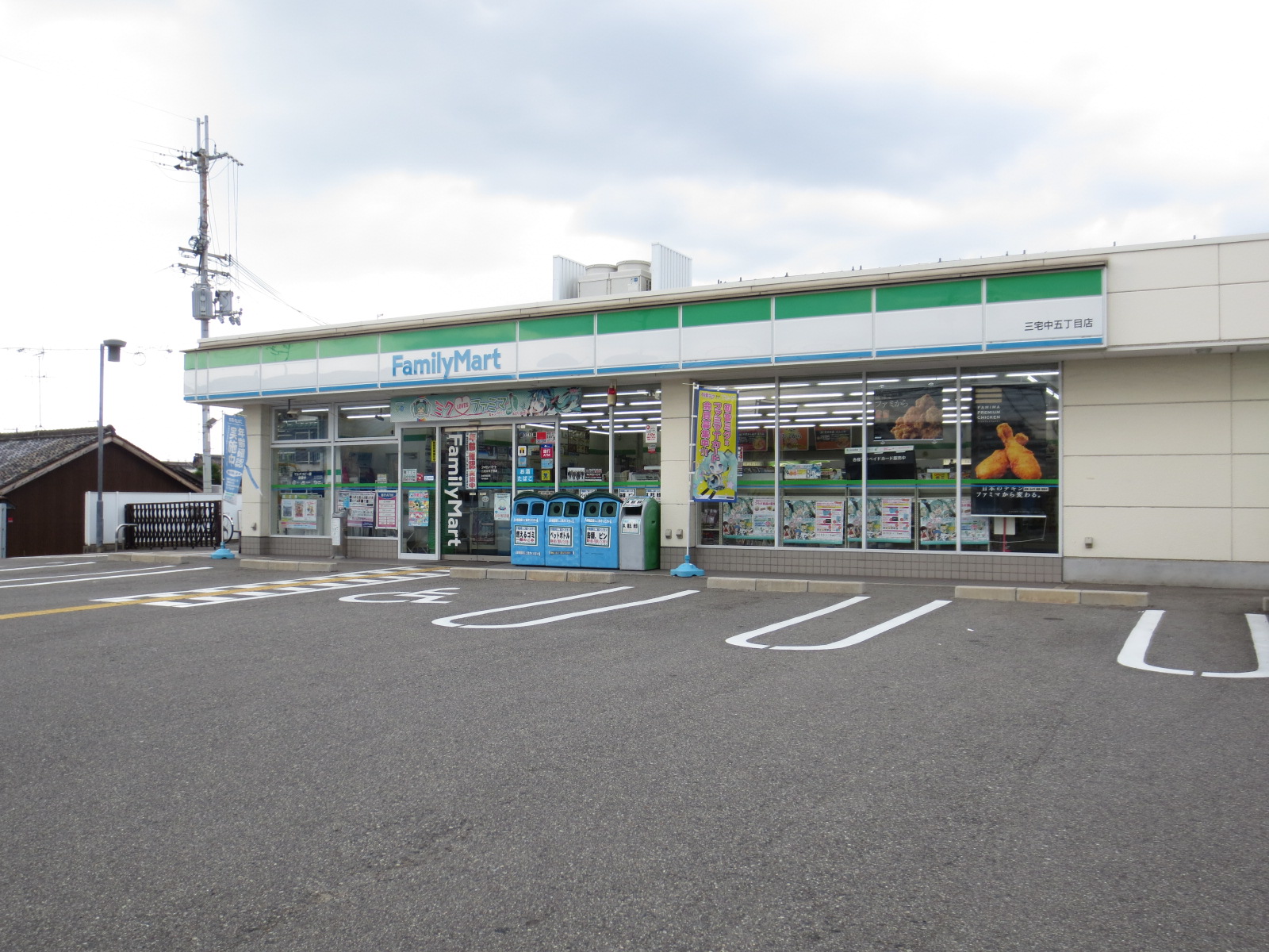 Convenience store. FamilyMart Matsubara Miyakenaka chome store up (convenience store) 55m