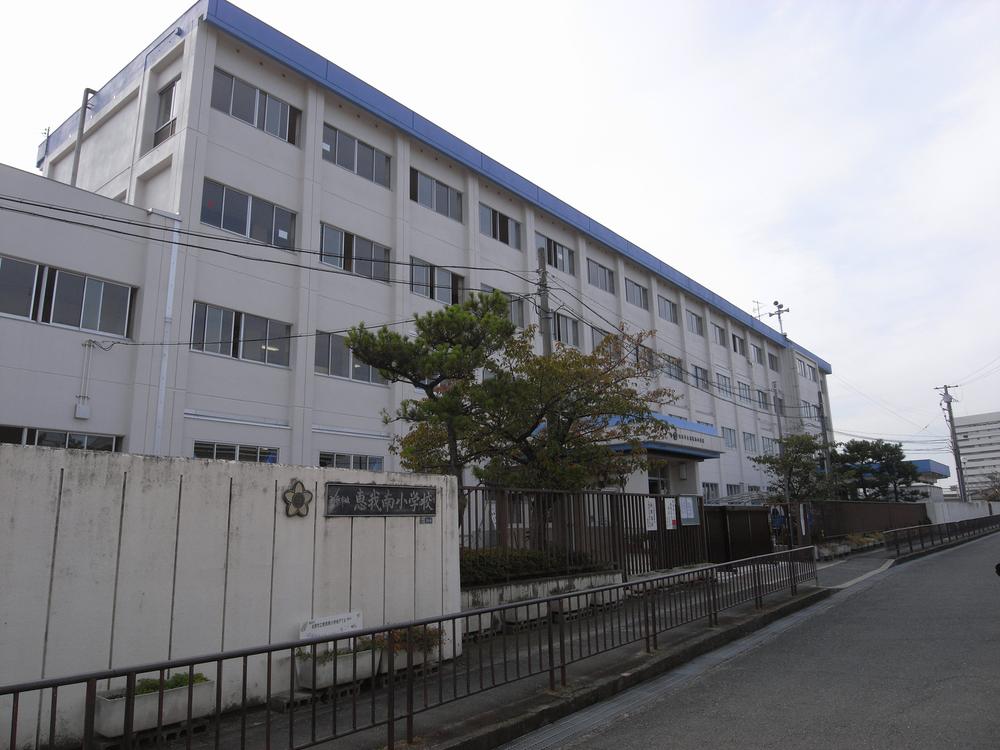 Primary school. Matsubara Municipal Megumiware south elementary school to 350m
