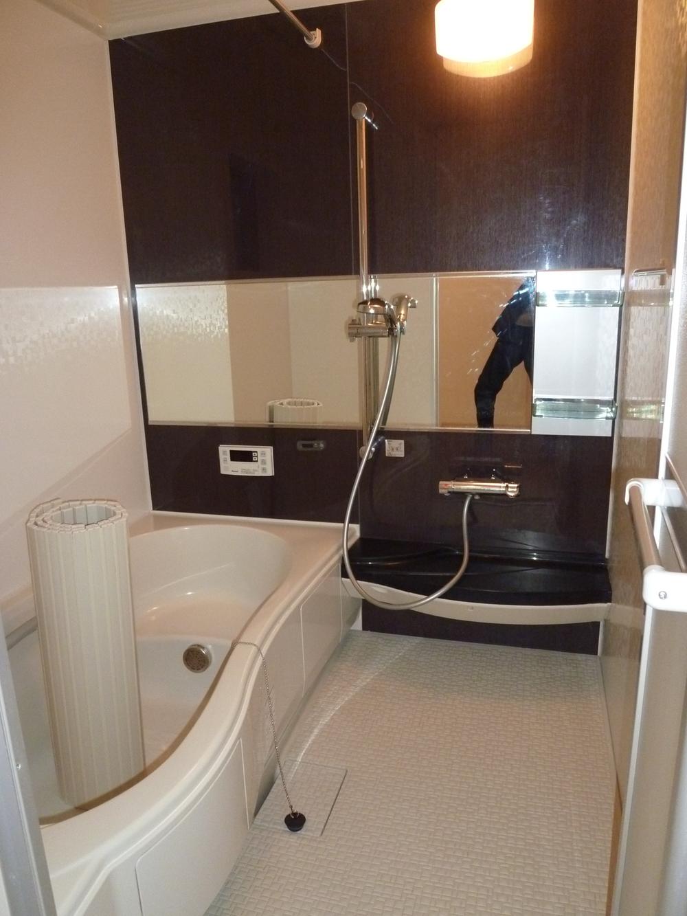 Bathroom. Tub also get tired of the day with a sitz bath type.
