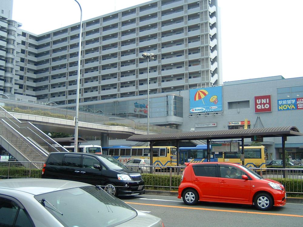 station. If it goes up to 1200m Kawachi Matsubara Station to Kawachi Matsubara Station, It aligns supermarket, etc.