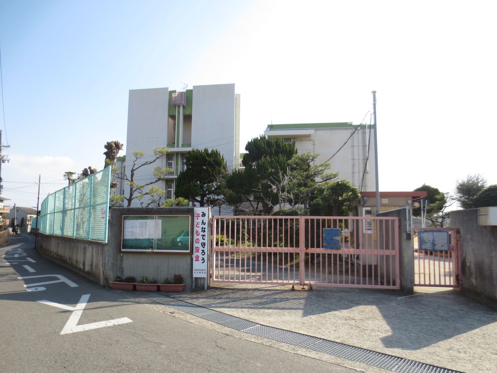 Primary school. 335m to Matsubara Municipal Matsubara elementary school (elementary school)