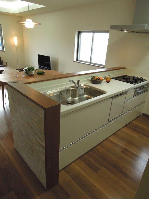 Model house photo. Popular counter kitchen to wife. The dishes can be enjoyed in the family of the reunion ☆