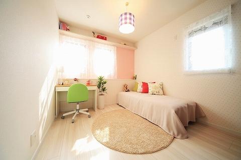 Same specifications photos (Other introspection). Two-sided lighting bright children's room (our example of construction)