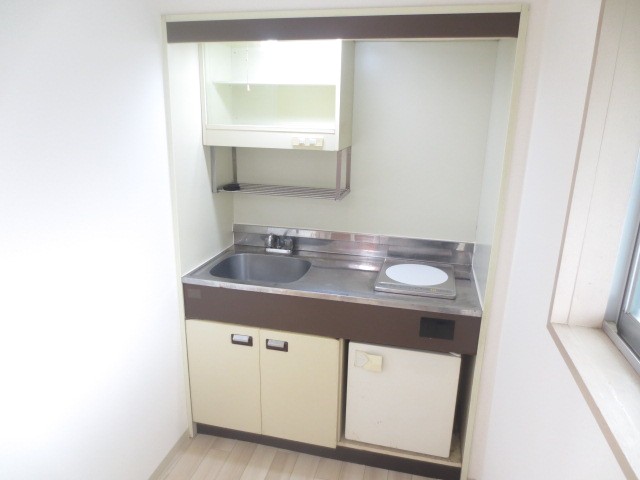 Kitchen. It comes with IH stove! ! 