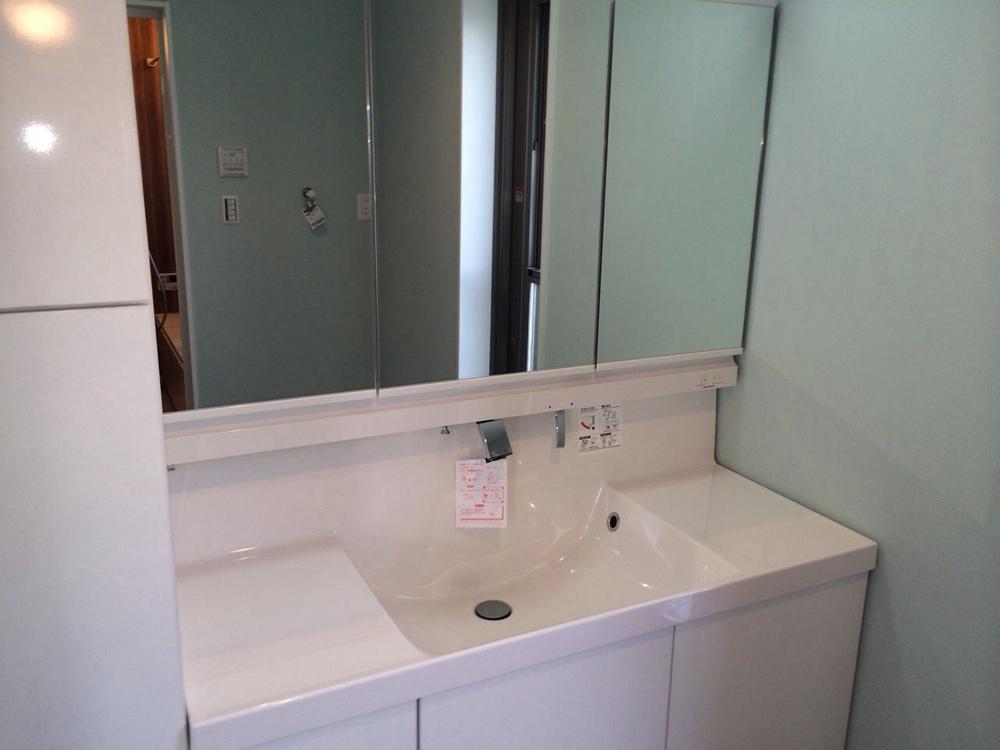 Wash basin, toilet. Indoor (11 May 2013) Shooting