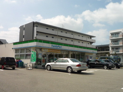 Convenience store. 570m to Family Mart (convenience store)
