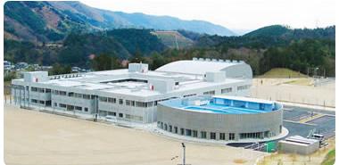 Primary school. Mino Tatsutome people Ryobi Small ・ Junior high school first public facilities integrated elementary and junior high schools consistently in Osaka Prefecture to 740m Minoo forest town until (roar forest school only) is opened. In fine-grained learning guidance tailored to the curriculum and the children of the growth prospects of the nine years, It has attracted national attention.