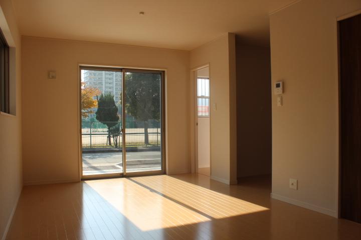 Living. ● LDK is good day on the south-facing.