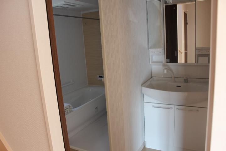 Wash basin, toilet. ● 2 No. land photo