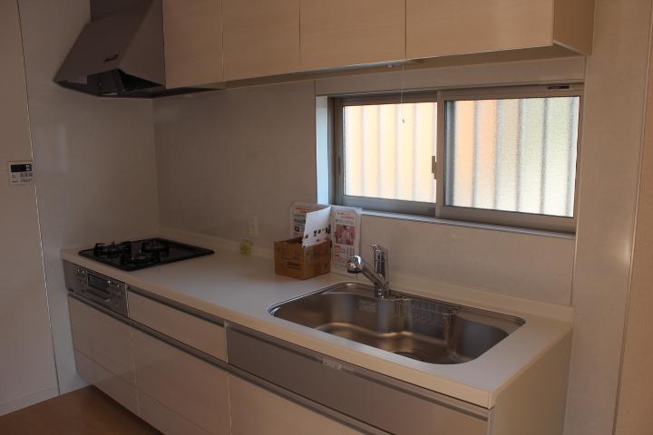 Kitchen. ● 5 No. place photos