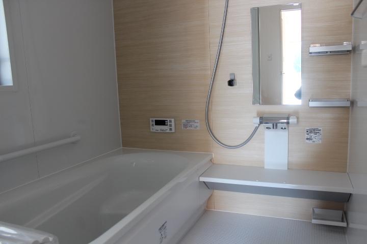 Bathroom. ● 5 No. place photos