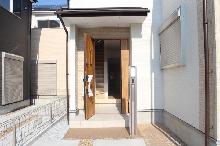 Entrance. ● 5 No. place photos