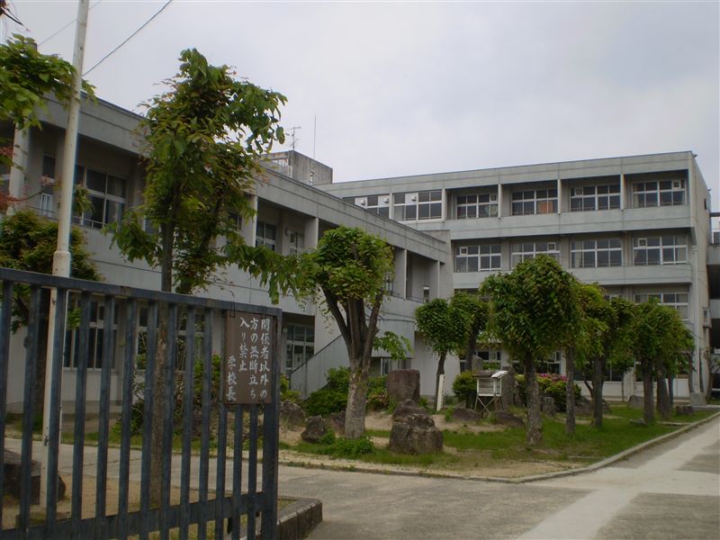 Junior high school. Mino Municipal third junior high school (junior high school) up to 965m