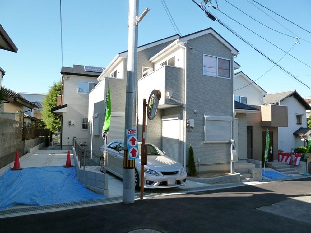 Local photos, including front road. Local (11 May 2013) Shooting