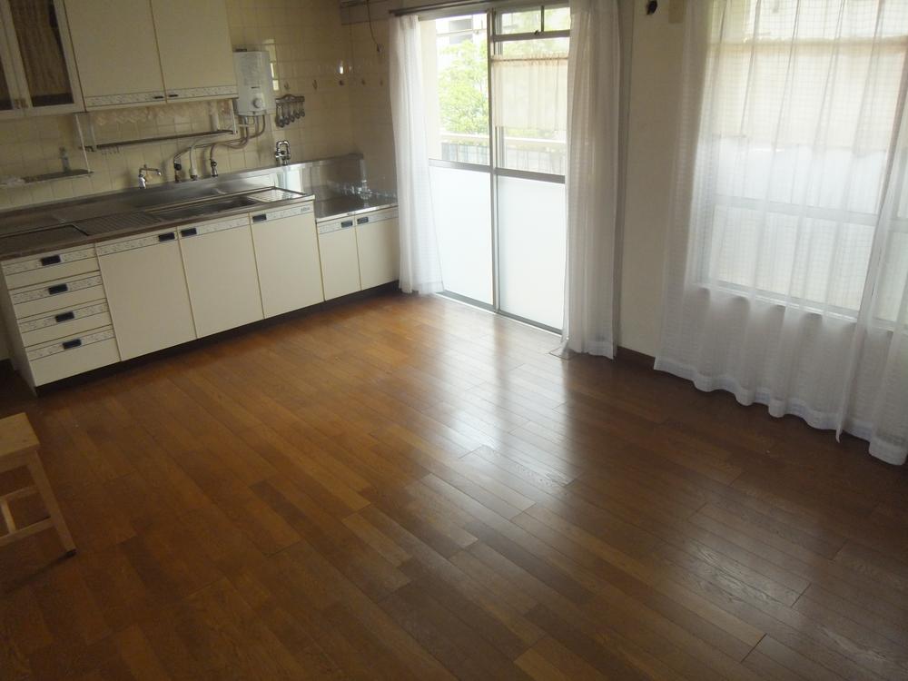 Kitchen. In the kitchen next to, There is a large window ・ It is also ideal for ventilation (July 2013) Shooting