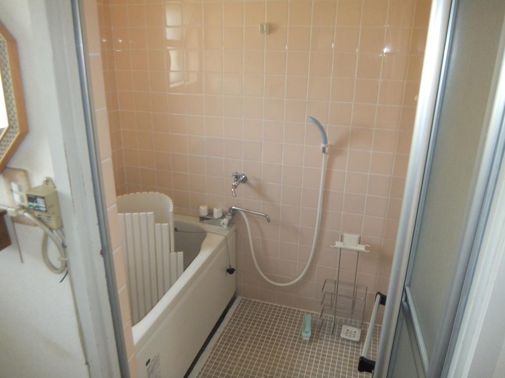 Bathroom. Bright bathroom with a window (July 2013) Shooting