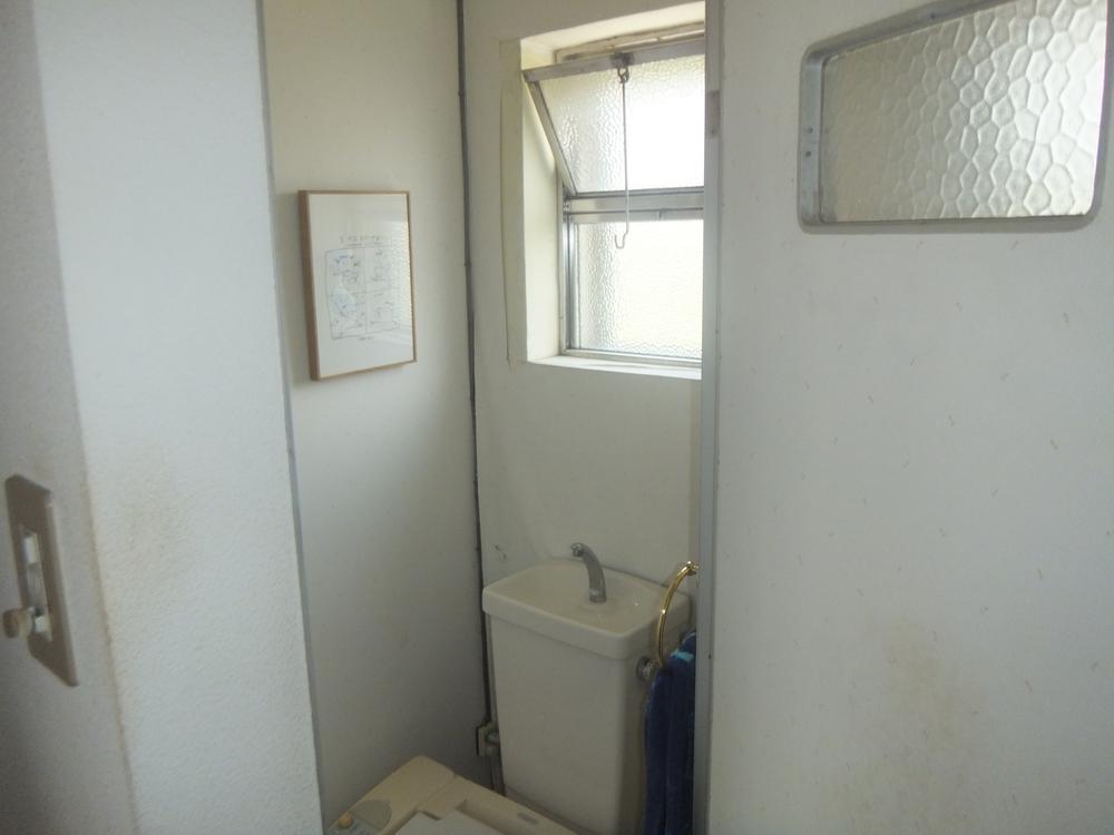 Toilet. Toilet with a window ・ Ideal for ventilation (July 2013) Shooting