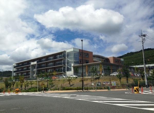 Parenting Mom Minoo municipal elementary and junior high schools consistently of a 1-minute walk from the local peace of mind, "Saito of the hill Gakuen" (September 2013) Shooting