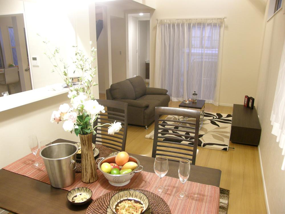 Living. 20.3 Pledge and spacious living. Floor heating is sit you two places your!