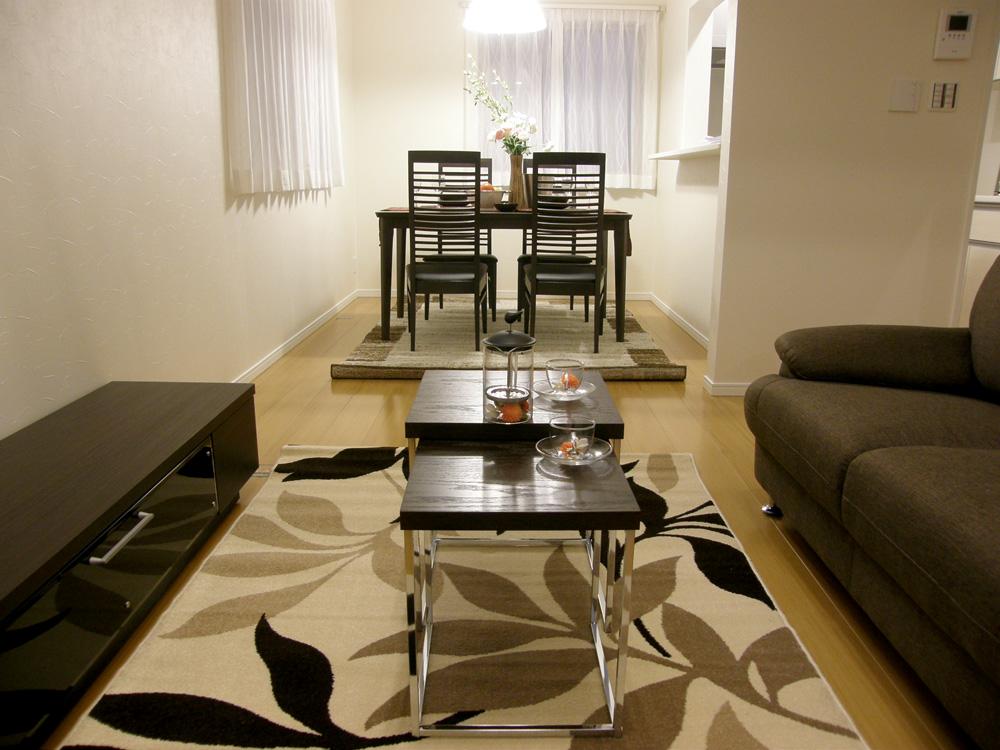 Living. 20.3 Pledge and spacious living. Floor heating is sit you two places your!