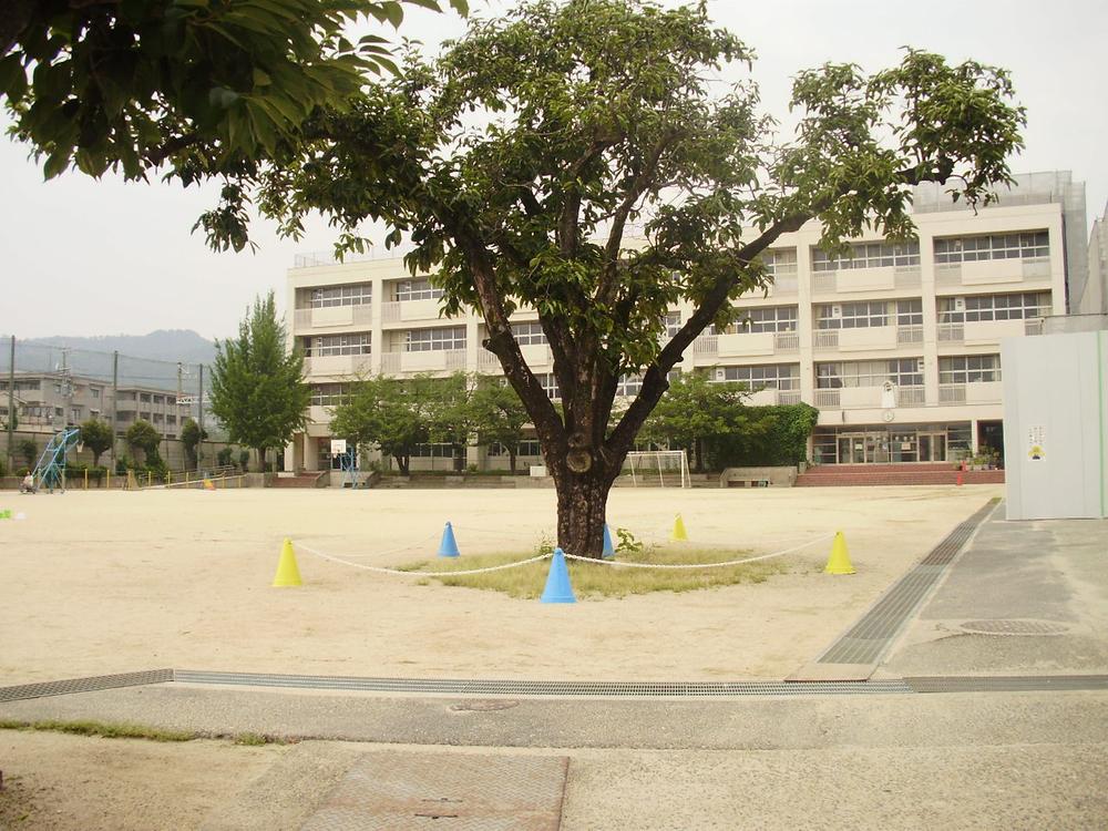 Primary school. Mino Municipal Minoo to elementary school 455m