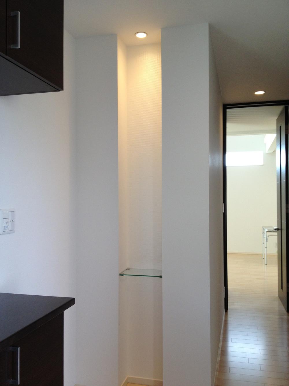 Other introspection. Indoor (September 2013) in the shooting wide entrance hall, Design a niche.