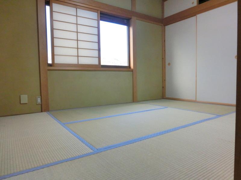 Non-living room. It is the second floor of a Japanese-style room. I want to come will enjoy the view from the window. 