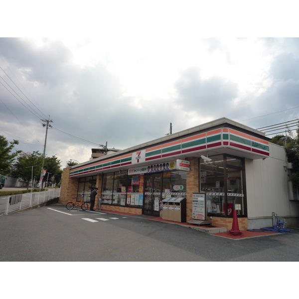 Convenience store. Seven-Eleven Minoo Senbahigashi store up (convenience store) 621m