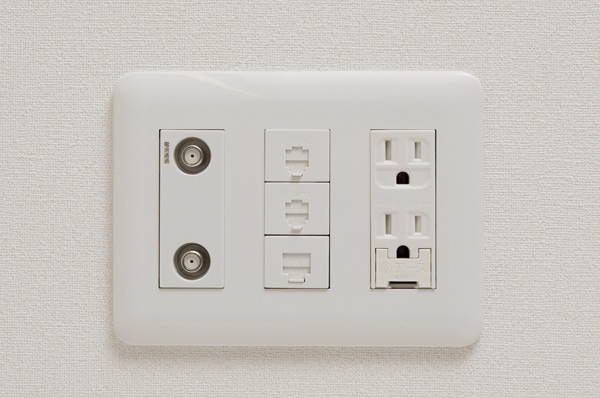Other.  [Outlet with shutter] If you do not insert the plug on two simultaneous, Safety design outlet of the shutter in does not open. You can expect the effect to prevent accidents, such as electric shock in advance ※ Except for the part where (same specifications)