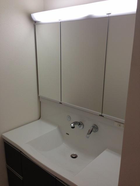 Wash basin, toilet. Indoor (07 May 2013) Shooting