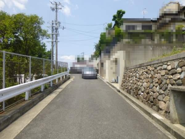 Local photos, including front road. Hankyū Minoo Line Minoo Station 9 minute walk