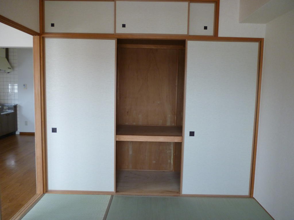Other room space. Japanese-style room Armoire