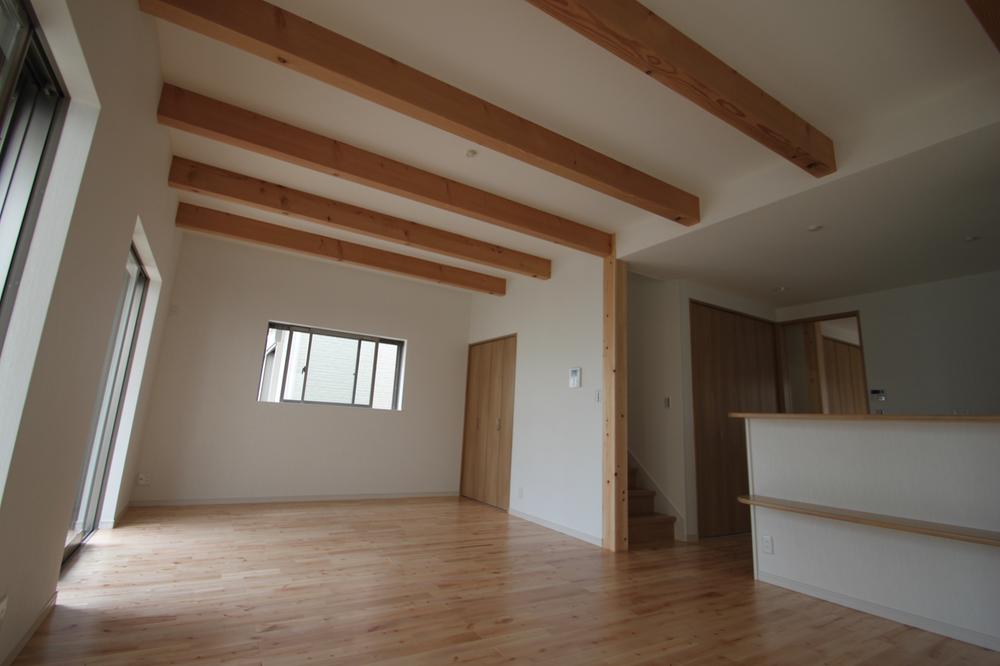 Living. Was built in the solid floor and show beamed ceilings southwest Sakura, Large and bright living room.