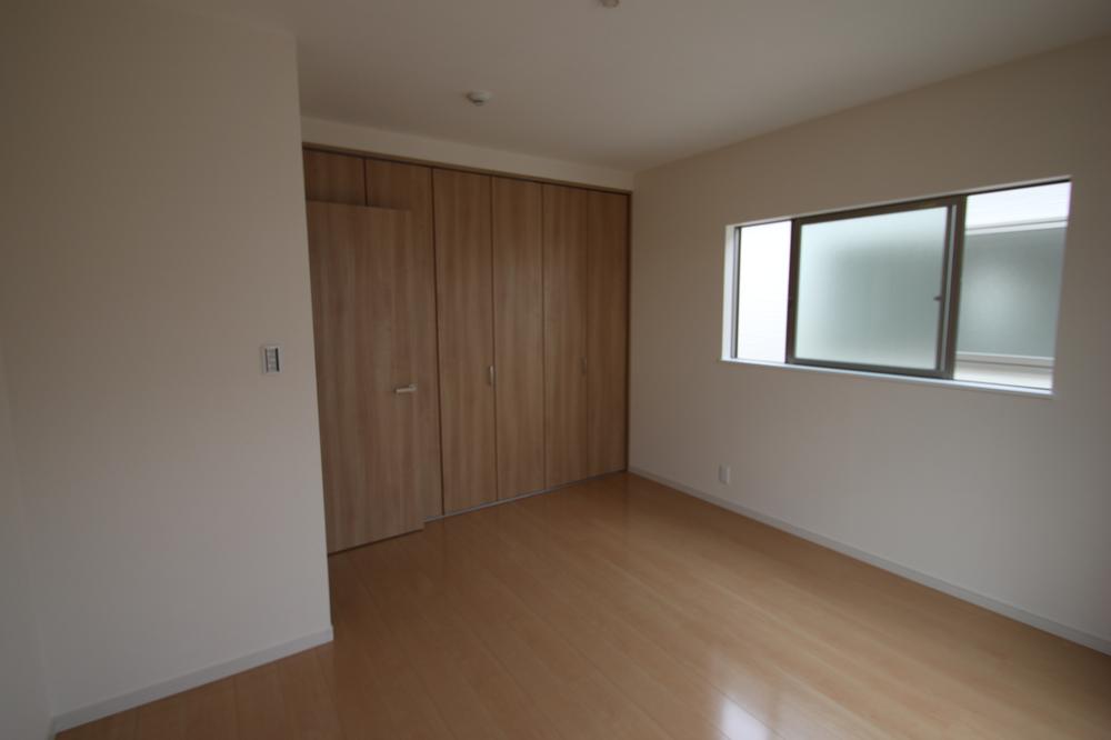 Non-living room. Bright room that has been unified in the natural color. It is equipped with plenty of storage.