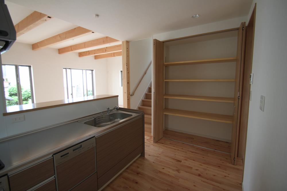 Receipt. Storage space of the large capacity of about do not need the storage furniture in the kitchen next to. We have to cherish the wife eyes.