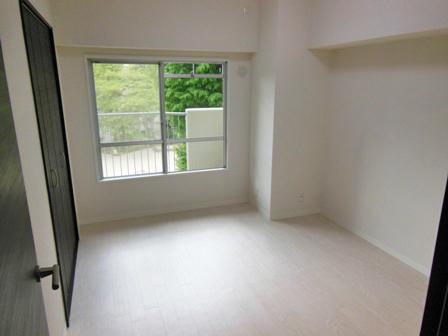 Non-living room. West full of green in the park space