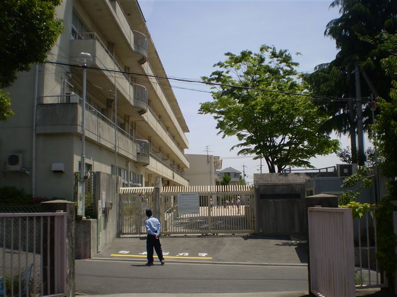 Primary school. Mino Tatsukita to elementary school (elementary school) 819m