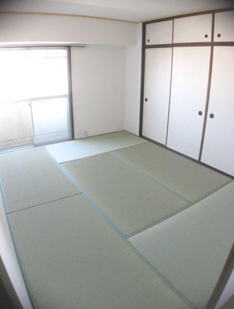 Non-living room. Japanese-style room  ◆ There is a balcony following the Western-style and opened the window.