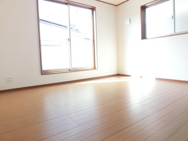 Non-living room. Still bright! !