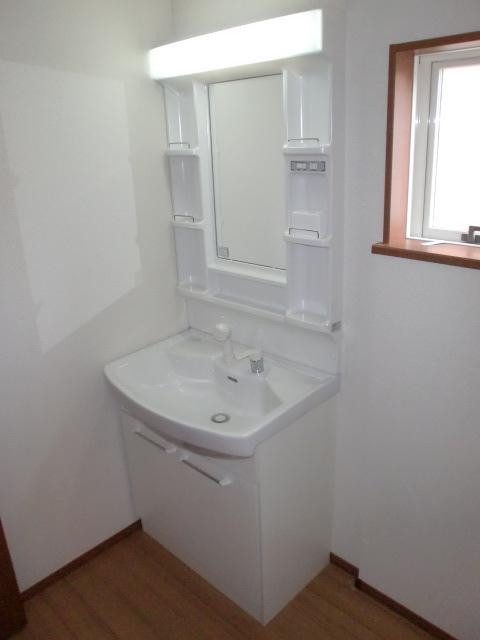 Wash basin, toilet. Same specifications of the company's other properties