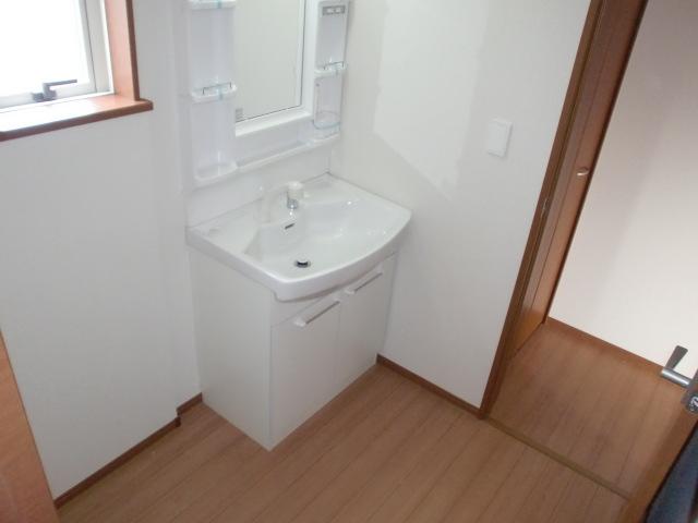 Wash basin, toilet. Same specifications of the company's other properties