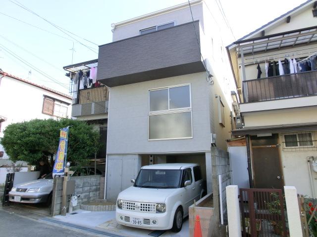 Local appearance photo. High roof car is improper