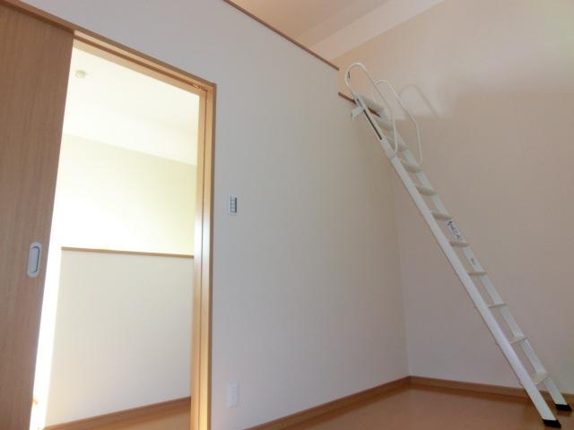 Local photos, including front road. On top of the ladder will be the loft