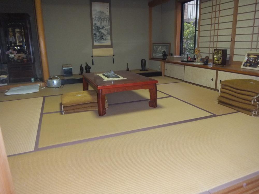 Other introspection. Spacious Japanese-style room with a furnace