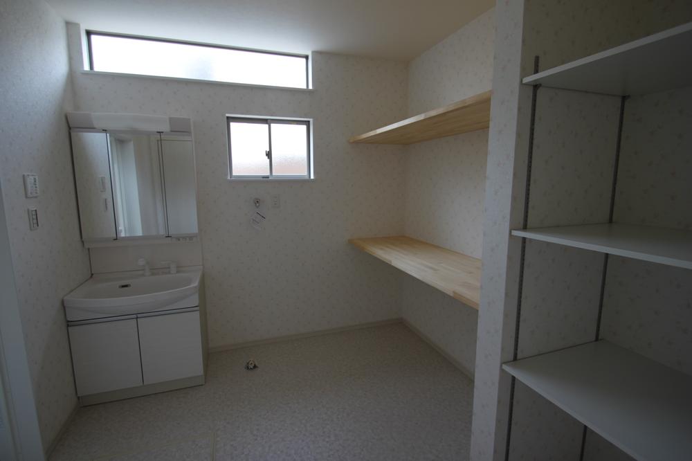 Wash basin, toilet. Spacious 4.5 tatami wash room, complete with storage of large capacity, It was realized the comfort of the child care and nursing care.