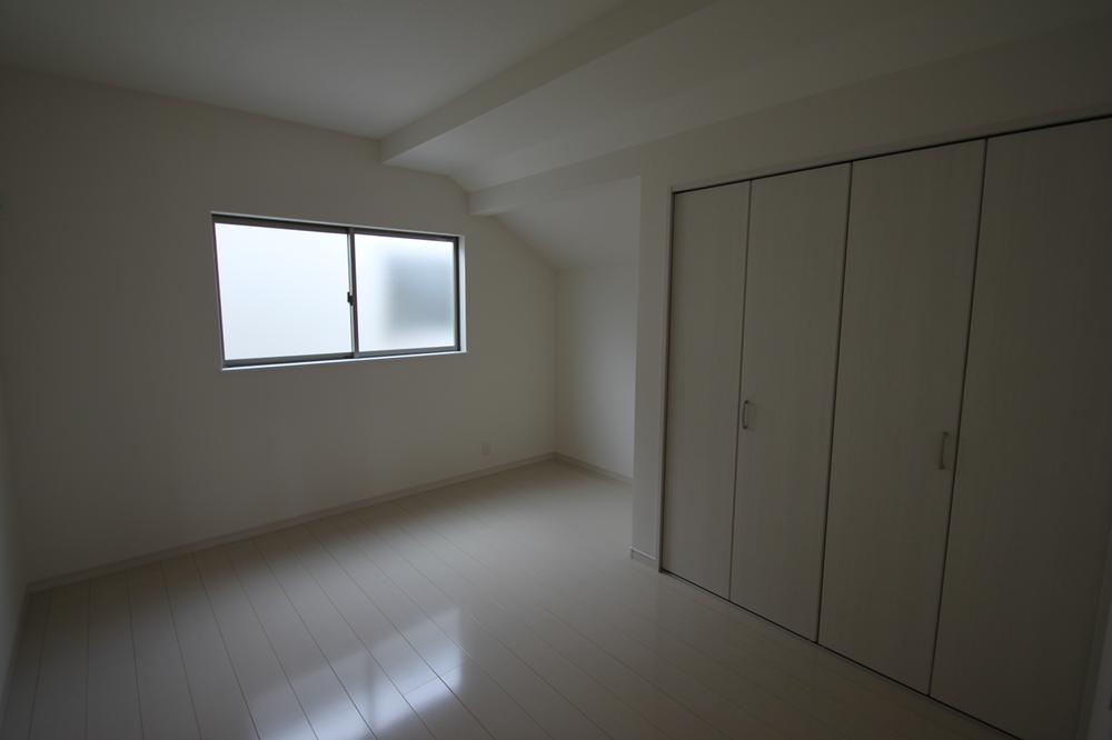 Non-living room. Pure white of the room drifting cleanliness. Please put the "live of human color" here.