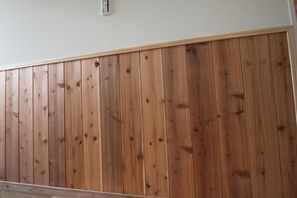 Entrance. Of diatomaceous earth material Cross and cedar waist panel is, For us creating a bright and clear space.